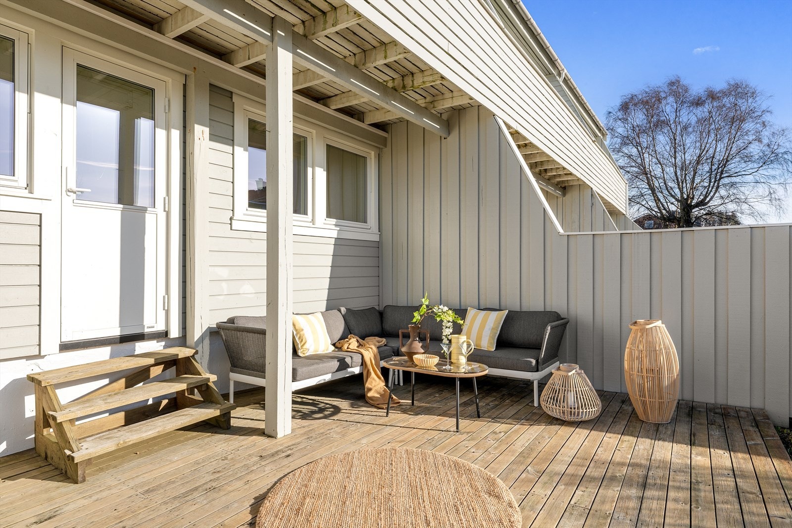 Solrik og skjermet terrasse med god plass til utemøbler. Et hyggelig uterom som legger til rette for avslappende dager og sosiale sammenkomster. Galleribilde