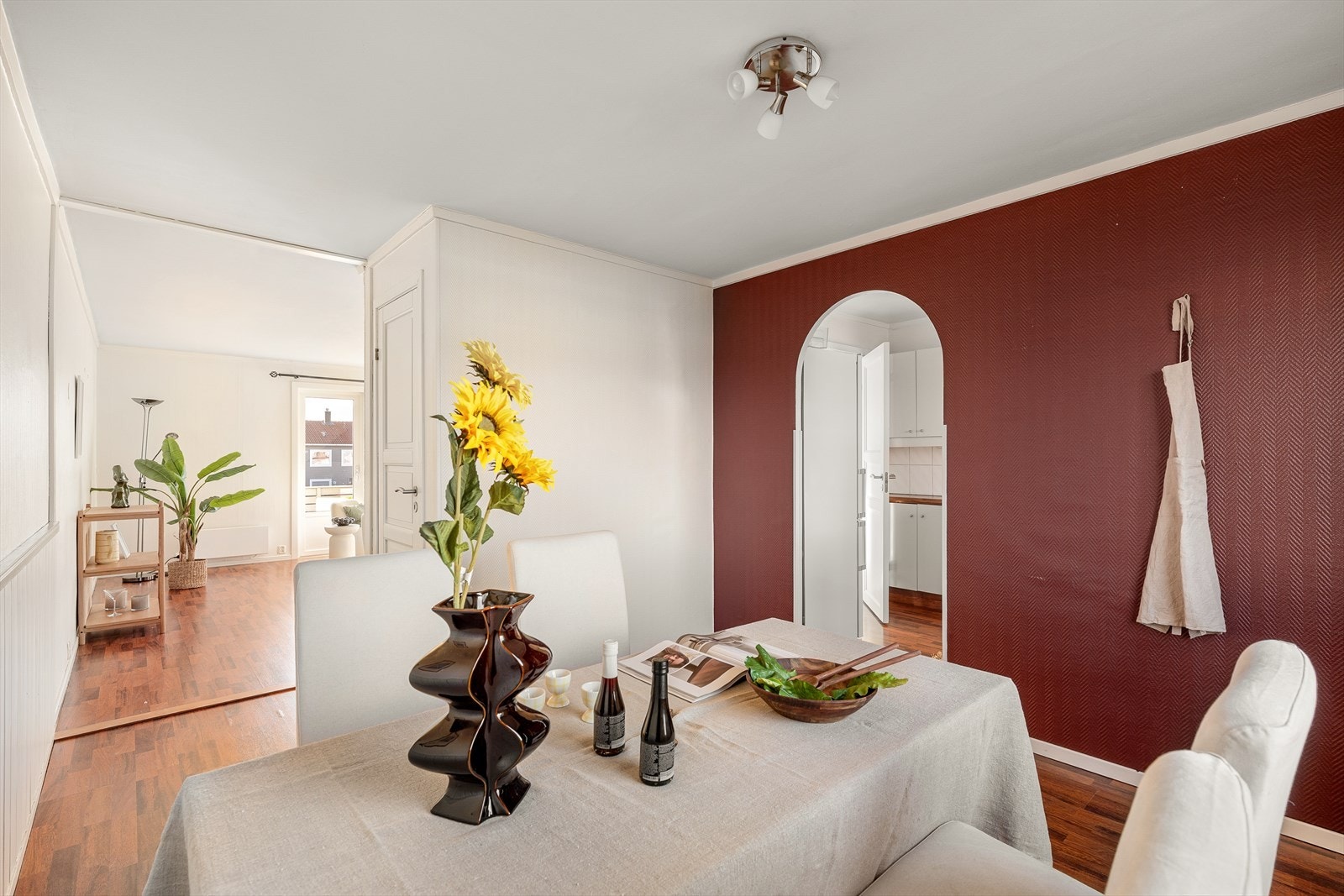 Spisestue i tilknytning til kjøkkenet, med god plass til spisebord og hyggelige måltider. Rommet har en naturlig forbindelse til stuen og bidrar til en funksjonell planløsning. Galleribilde