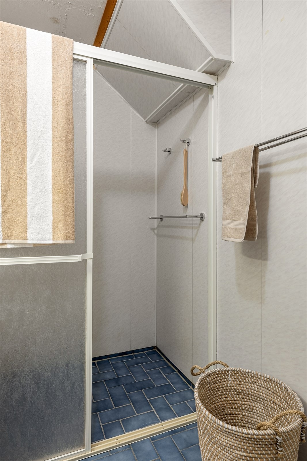 Separat dusjsone med praktisk dusjnisje. Rommet har funksjonell utforming og enkel adkomst. Galleribilde