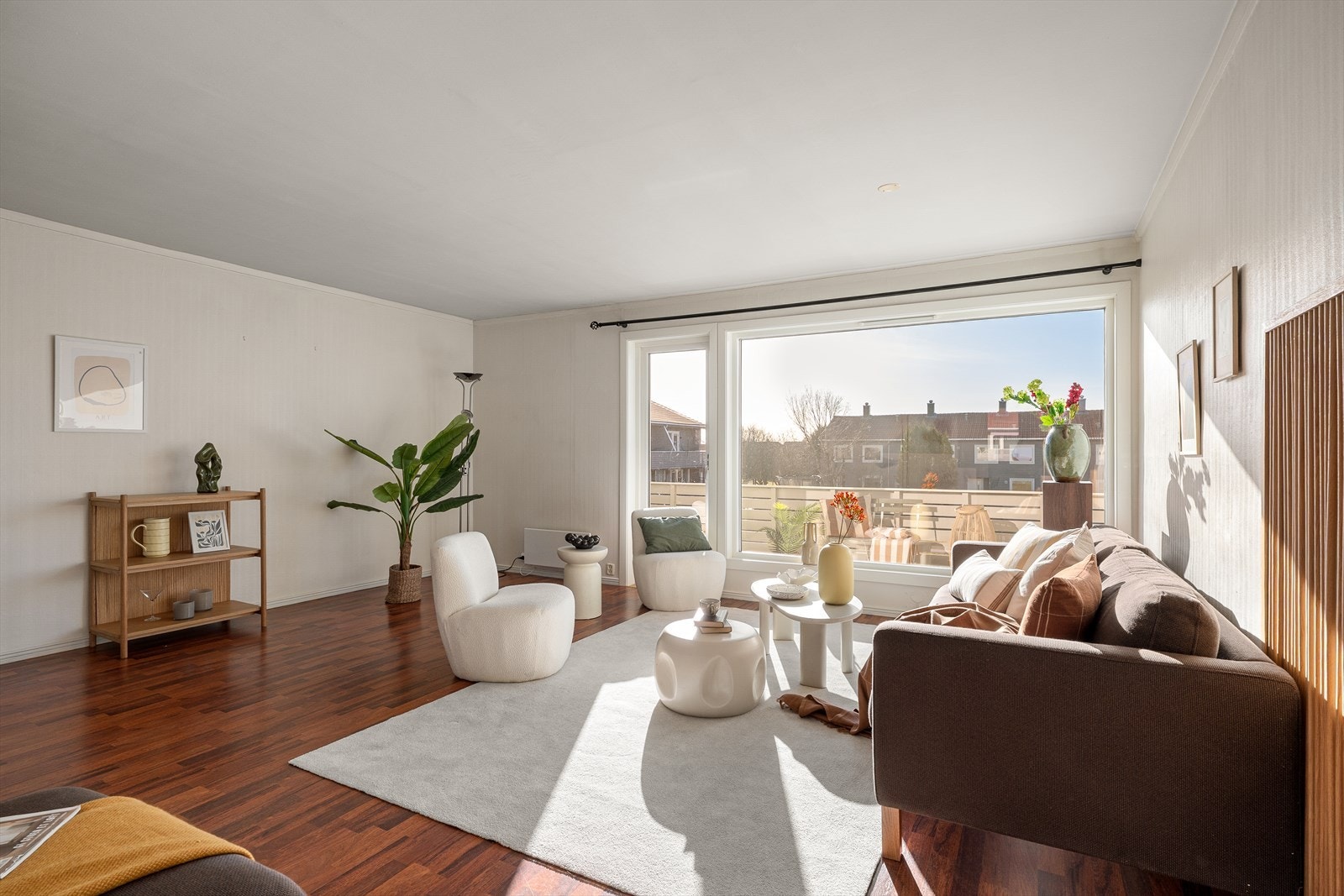 Innbydende stue med god plass til både sofagruppe og øvrig møblering. Galleribilde