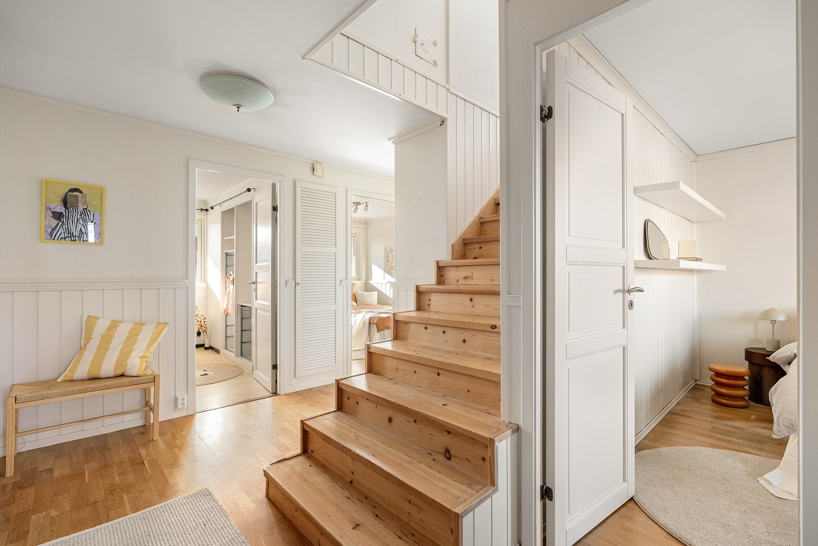 Lys og innbydende gang med trapp som leder til boligens øvrige etasjer. Galleribilde