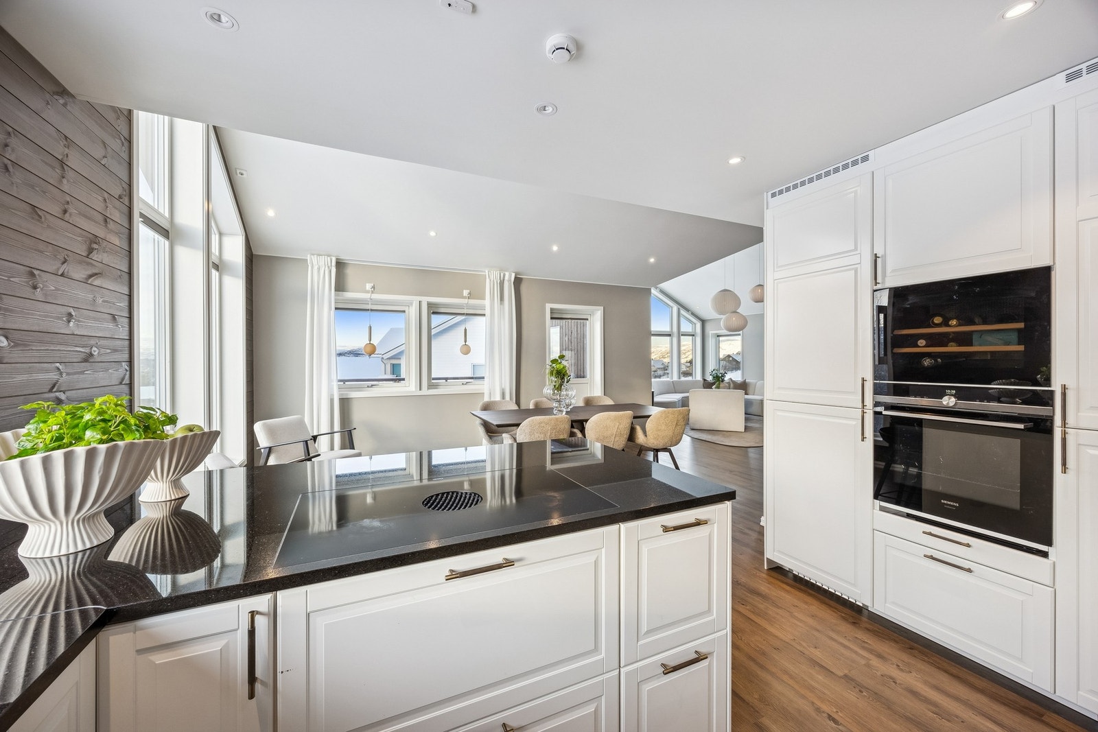 Grunnet planløsningen er det enkelt å være sosial samtidig som man lager mat. Galleribilde