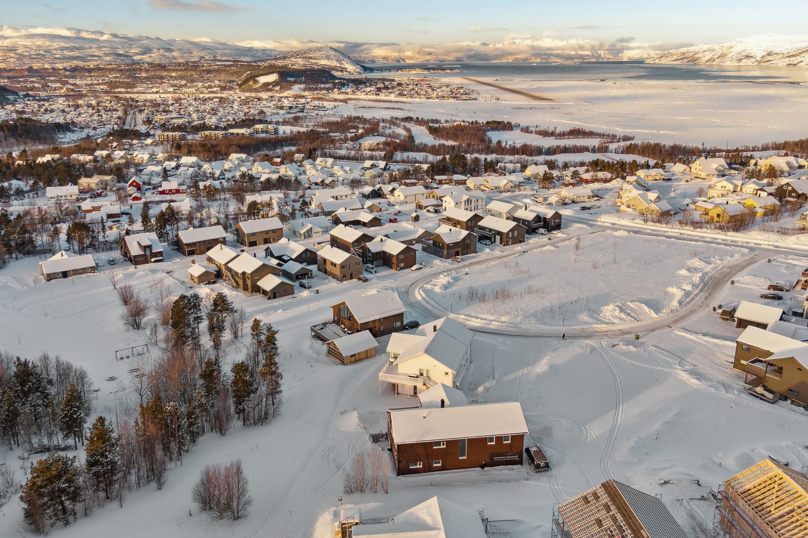 Her bor du i et veletablert, attraktivt og barnevennlig område. Kort gangvei til både barneskole og barnehage. Galleribilde