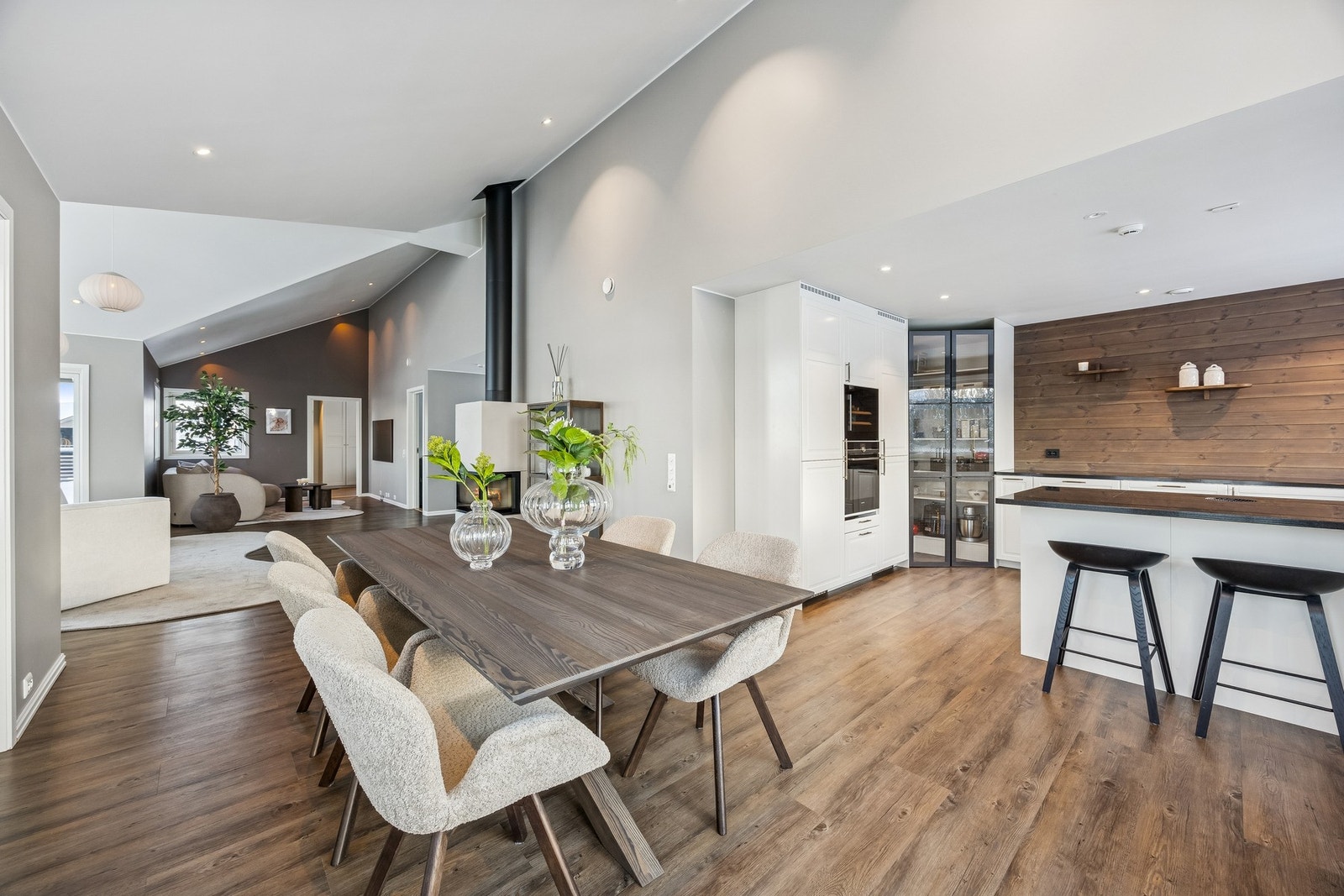 Naturlig spisestuedel mellom stue og kjøkken som er i delvis åpen løsning. Galleribilde