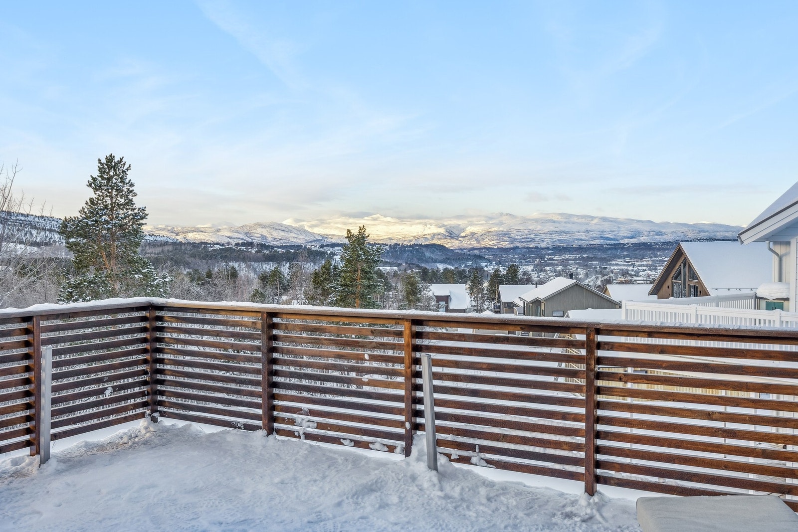 Flott utsikt fra terrasse. Galleribilde