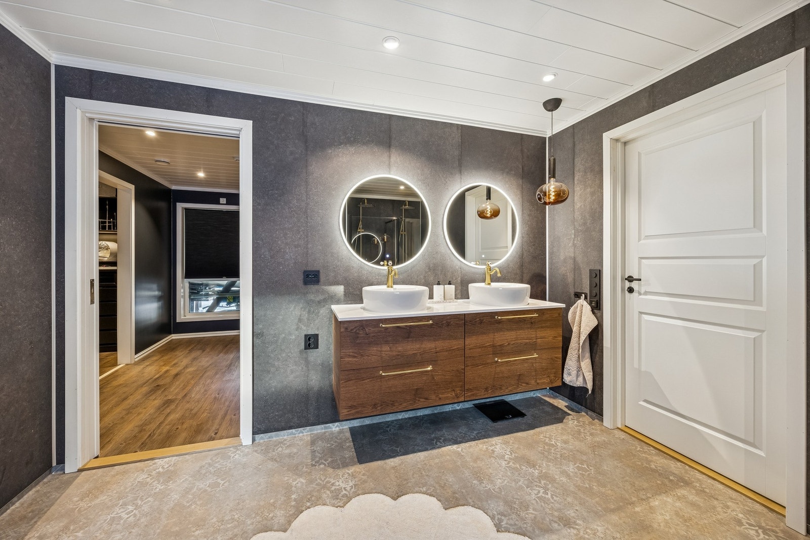 Badet er utstyrt med både dobbel vask og dobbel dusj. Galleribilde