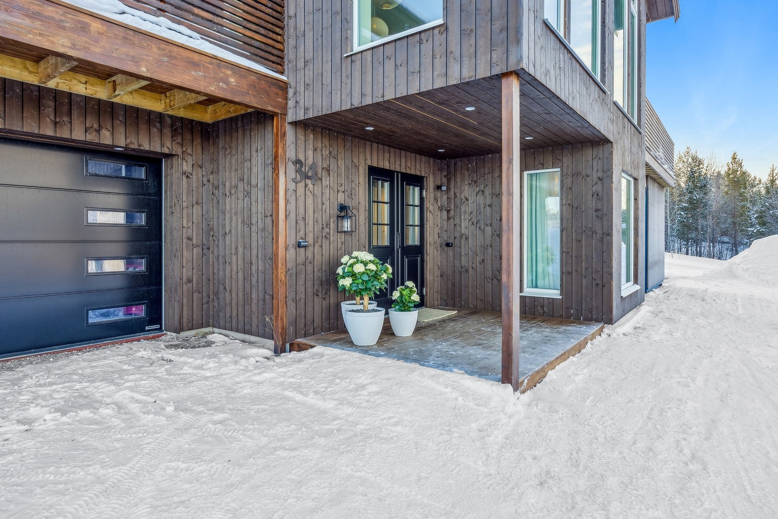 Inngangsparti med spotter i takoverbygg. Galleribilde