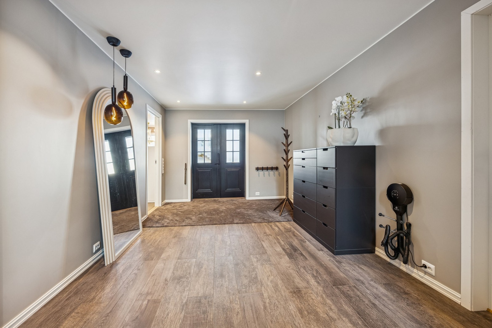 Entré av god størrelse som gir mange møbleringsmuligheter. Galleribilde