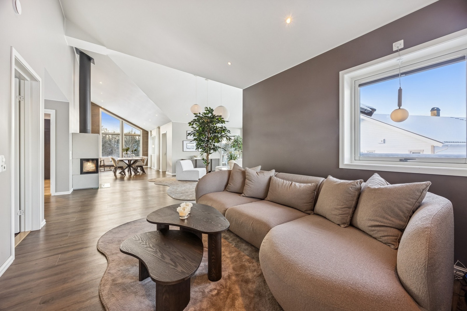 Egen TV-stuedel i enden av stue. Galleribilde