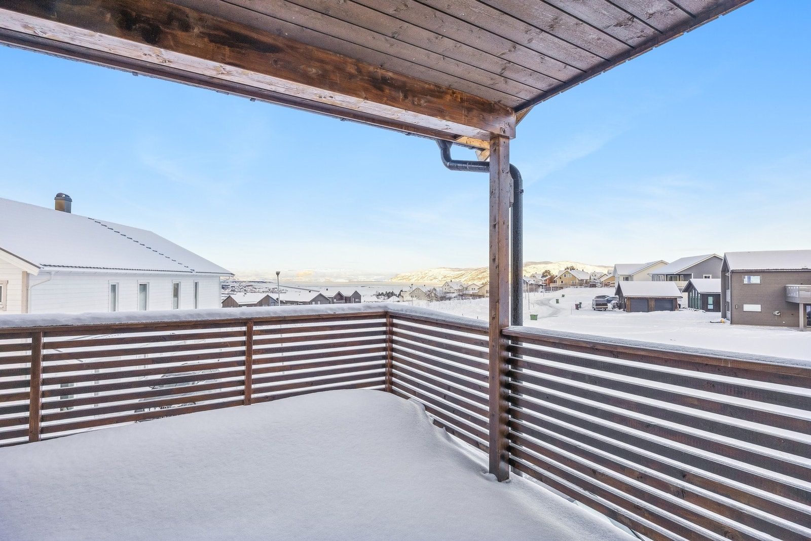 Boligen har to terrasser - man kan flytte seg etter solen. Galleribilde