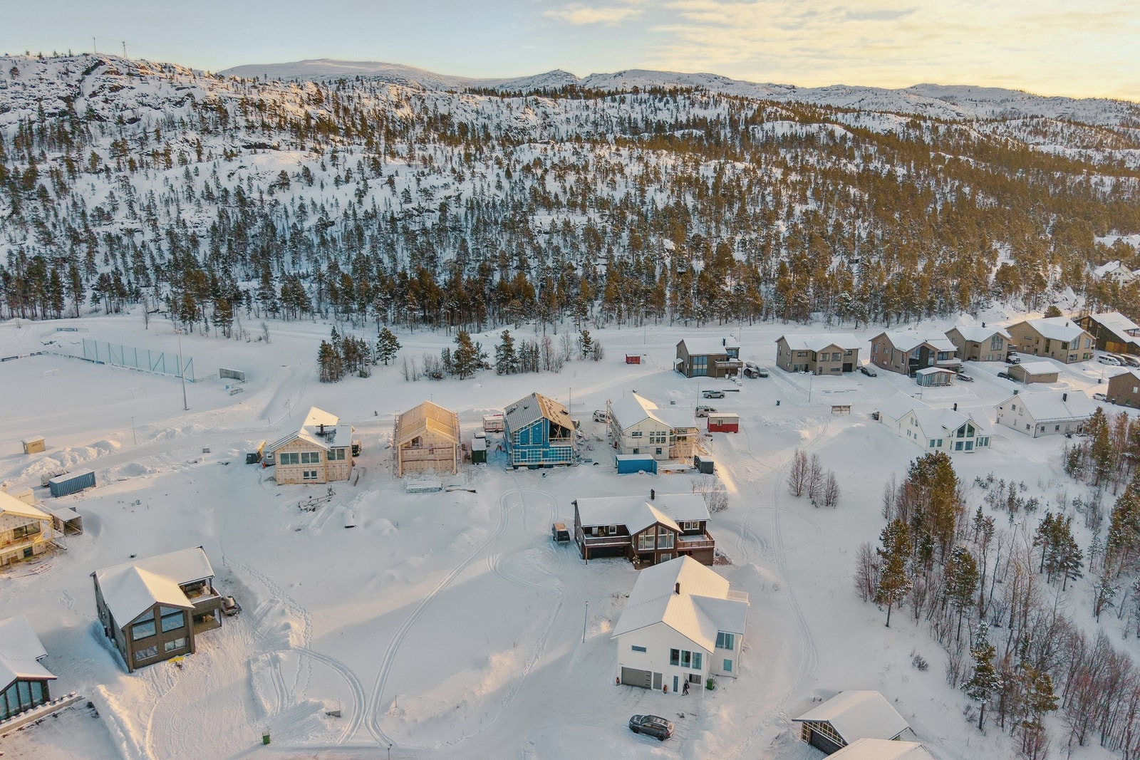 Boligen ligger i et nytt boligfelt som fortsatt er under bygging. Det er lekeplass like ved. Galleribilde