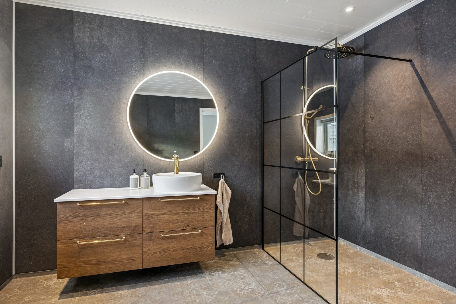 Boligen har to lekre bad og et vaskerom. Dette badet er i 2. etasje. Galleribilde