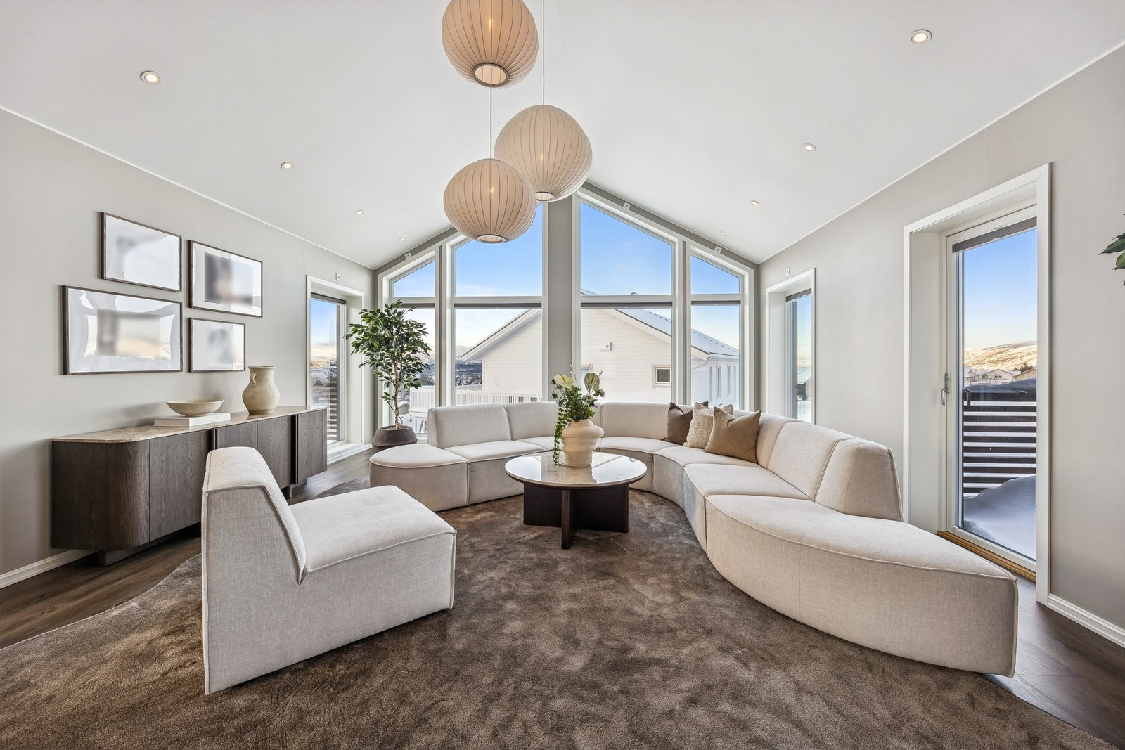 Store vindusflater som sørger for rikelig med lys og flott romfølelse. Galleribilde