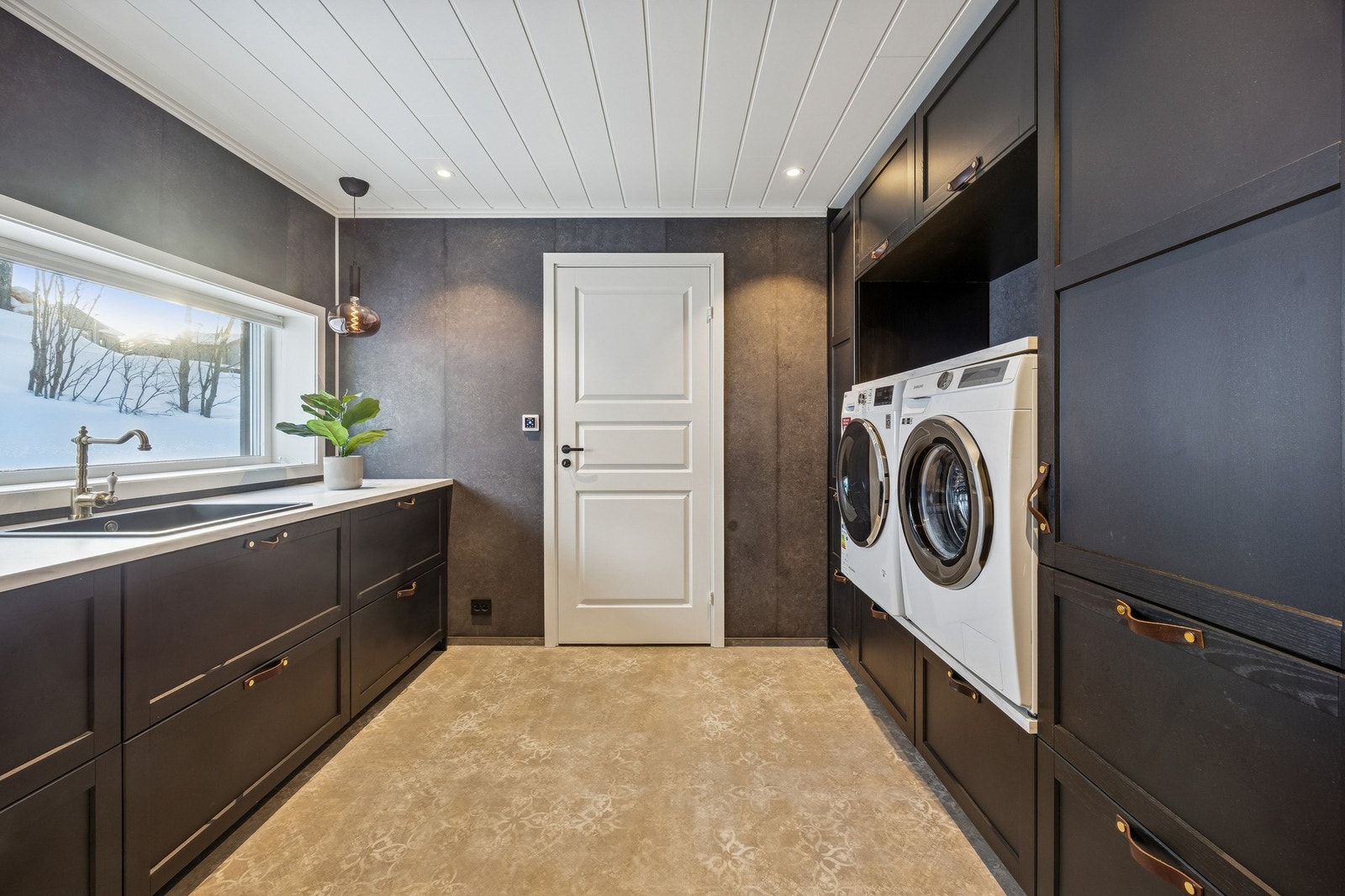 Vaskerommet er svært velutstyrt med god lagringsplass, benk og vask. Galleribilde