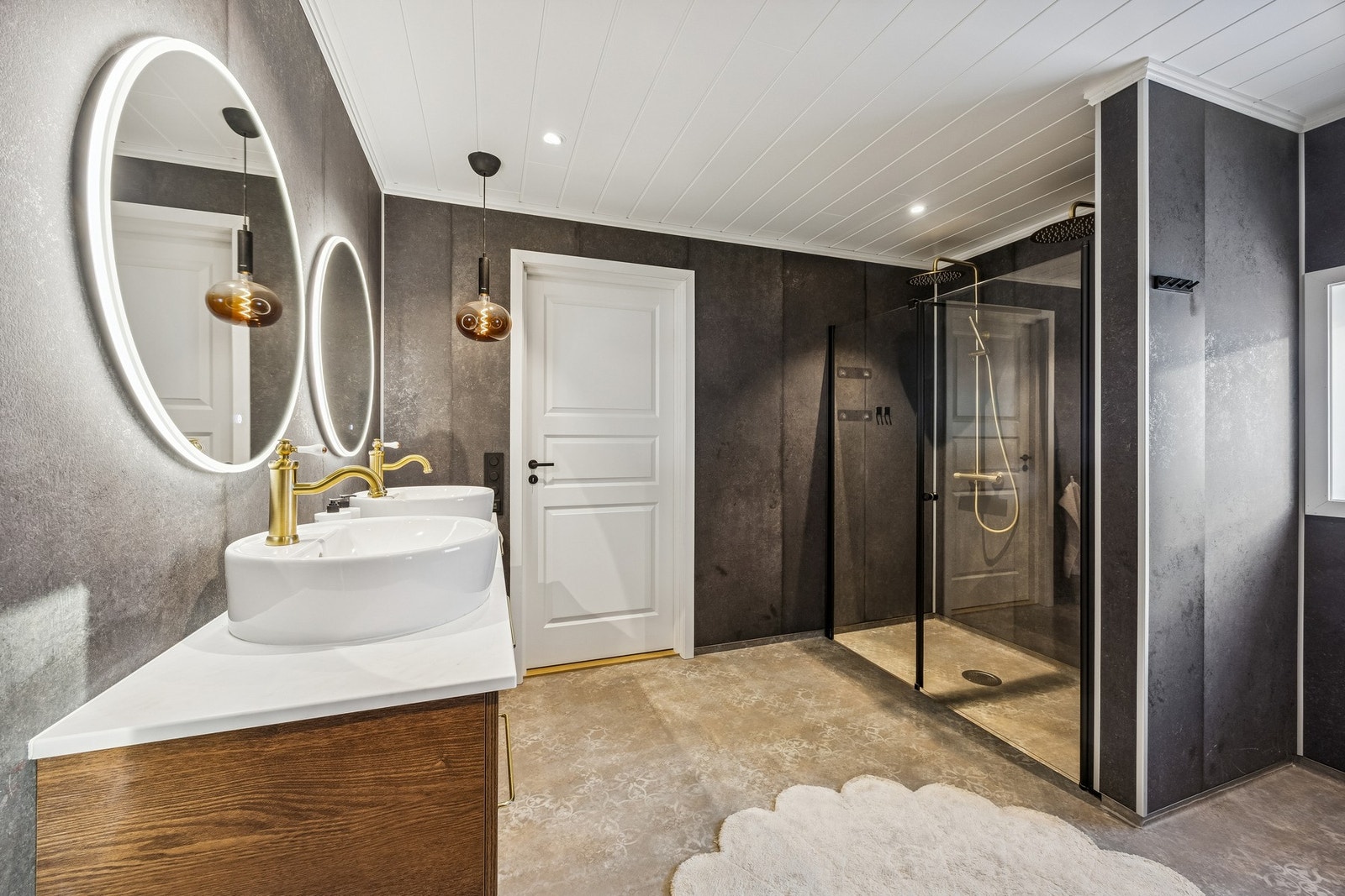 Bad nr. 2 ligger i 1. etasje og har tilgang fra hovedsoverom og gang, samt direkte adkomst til vaskerom. Galleribilde