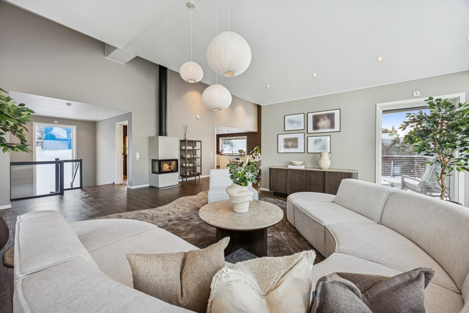 Romslig og lys stue med flott peis og god takhøyde. Galleribilde