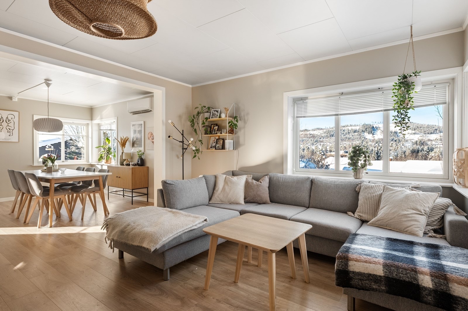 Stuen har store vindusflater som gir mye naturlig lys. Galleribilde