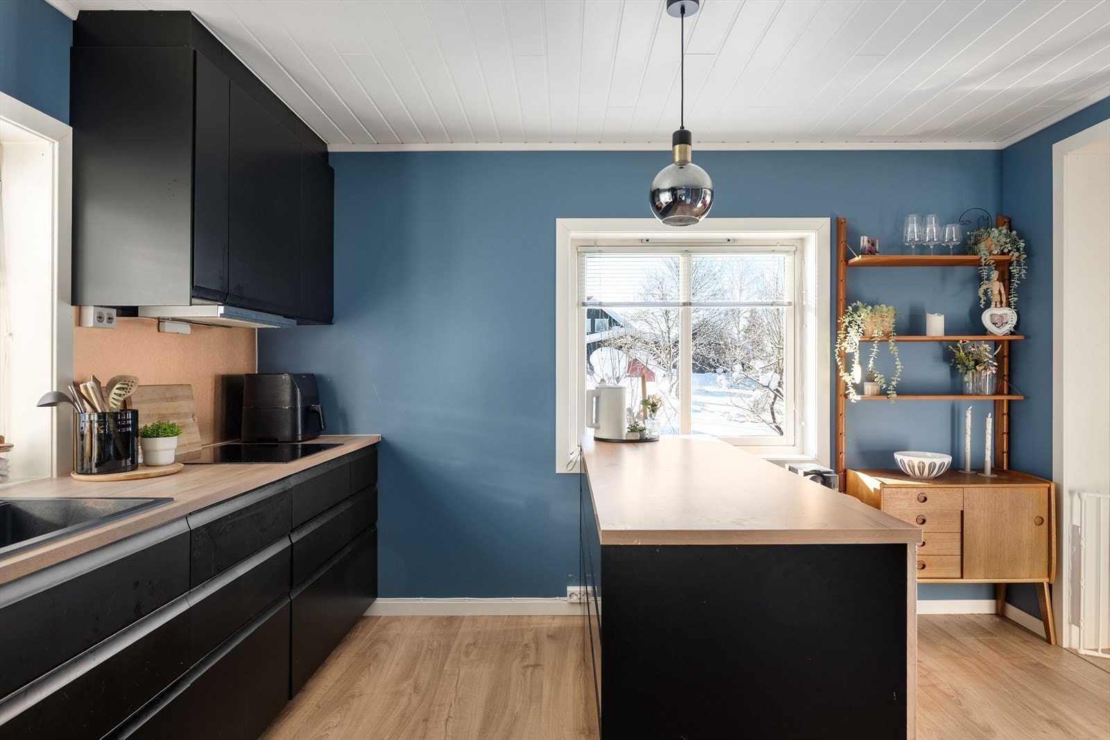 Kjøkkenøyen er romslig med god arbeidsflate, som gir både funksjonalitet og en sosial sone i hverdagen. Galleribilde