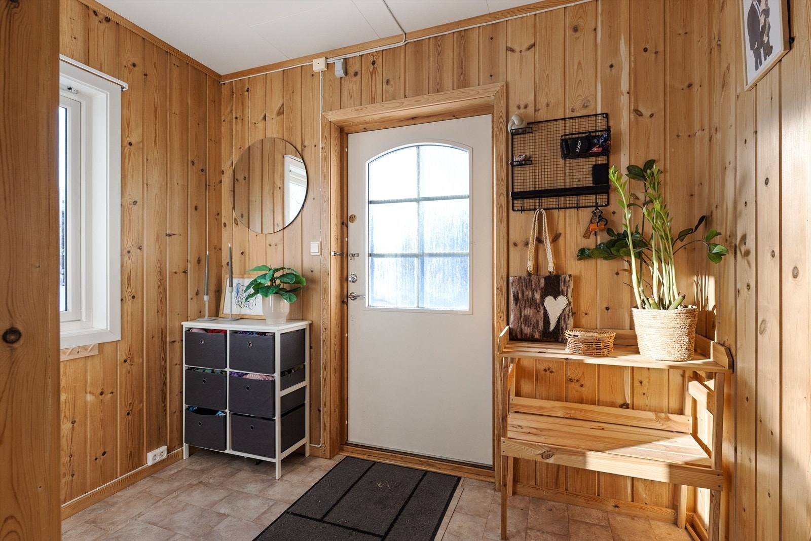 Romslig entré med god plass til garderobeskap og oppheng for yttertøy. Galleribilde