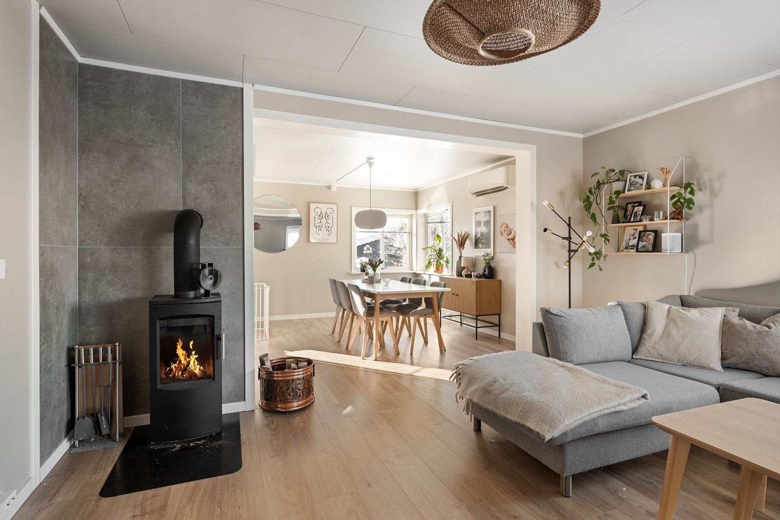 Lys og innbydende stue. Stuen ble overflateoppusset i 2023/2024. Galleribilde