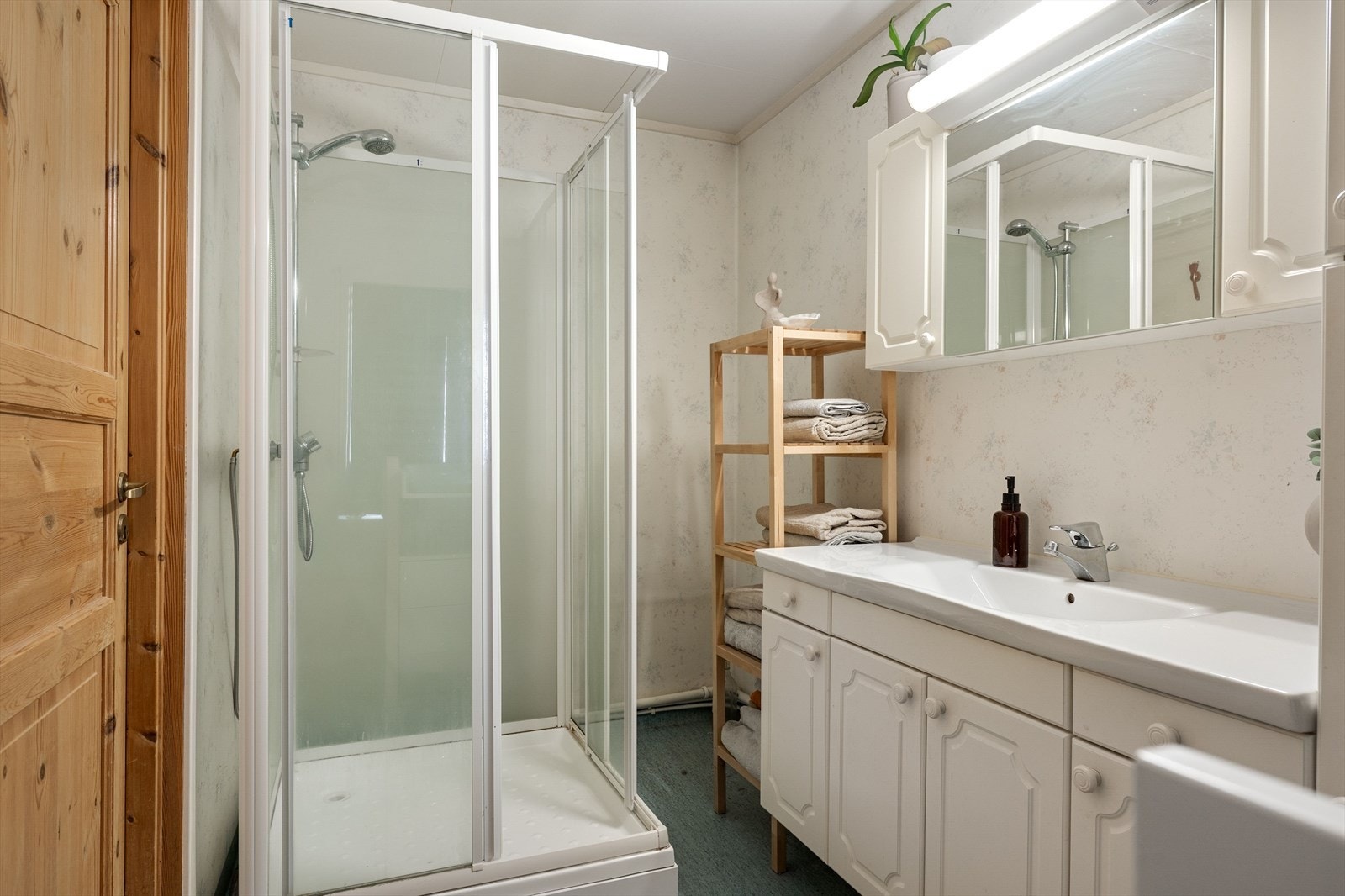 Bad med gulvbelegg og varmekabler for god komfort. Vegger med våtromstapet og Tak-ess i himling. Galleribilde