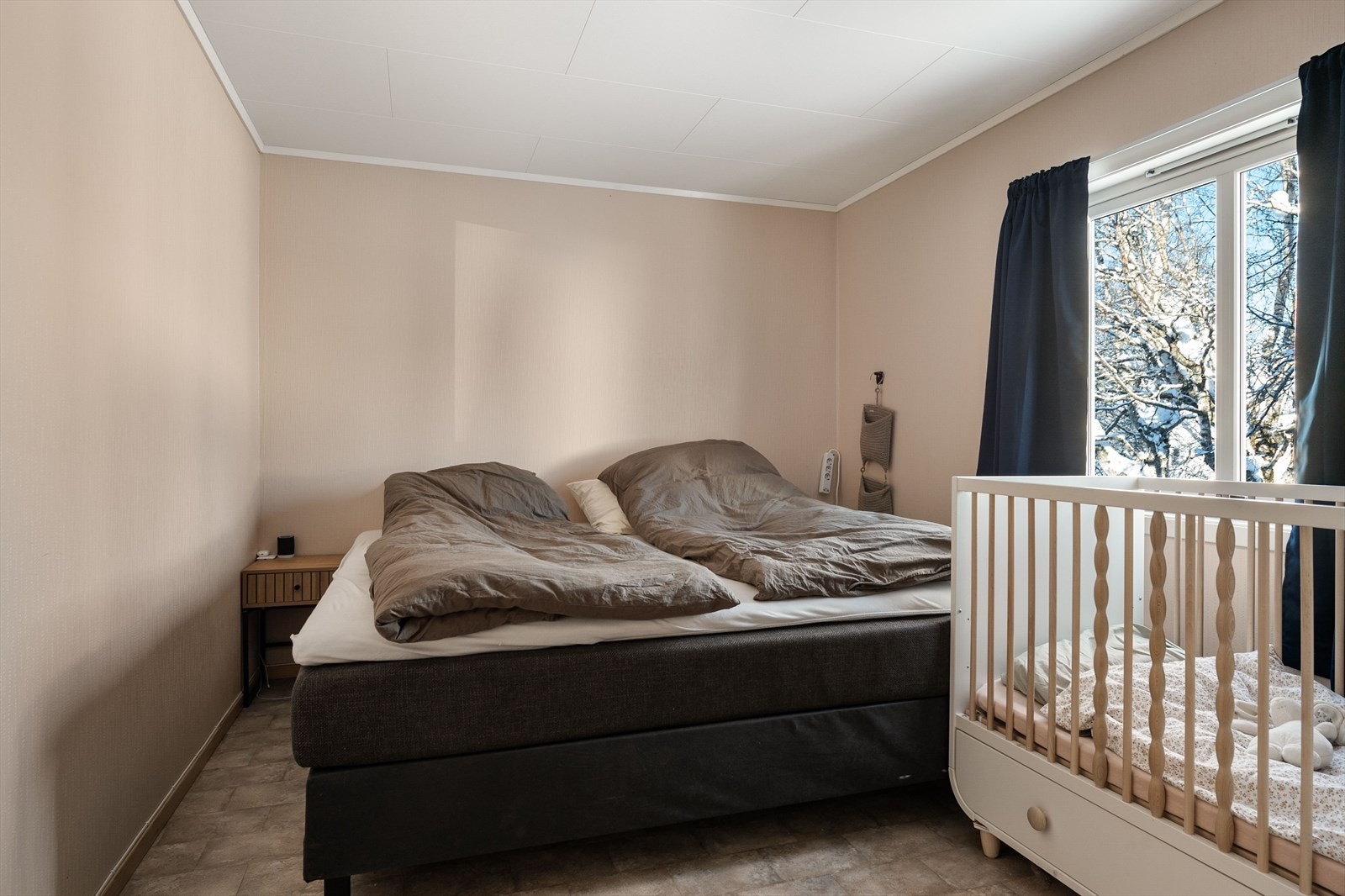 Hovedsoverommet er romslig og gir fine møbleringsmuligheter, med plass til både seng og øvrig innredning etter behov. Galleribilde