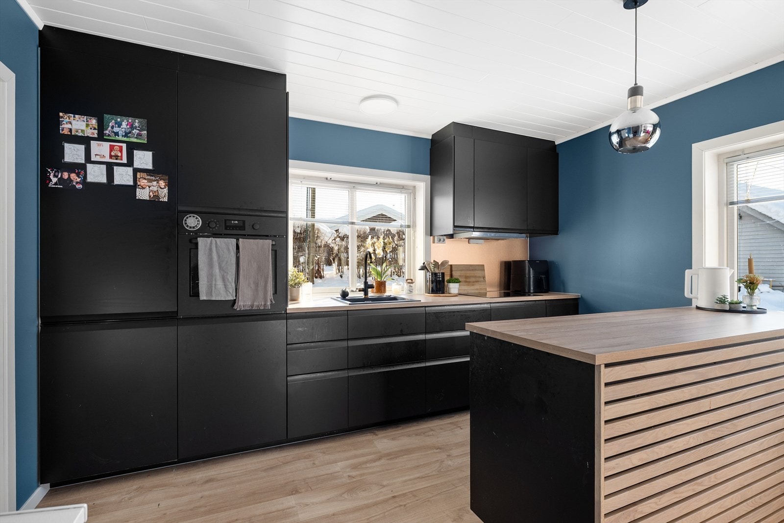 Stilrent kjøkken fra 2023/2024. Innredningen er utført i laminert tre/spon med slette fronter som gir et moderne og helhetlig preg. Benkeplaten er utført i laminert tre/spon. Galleribilde