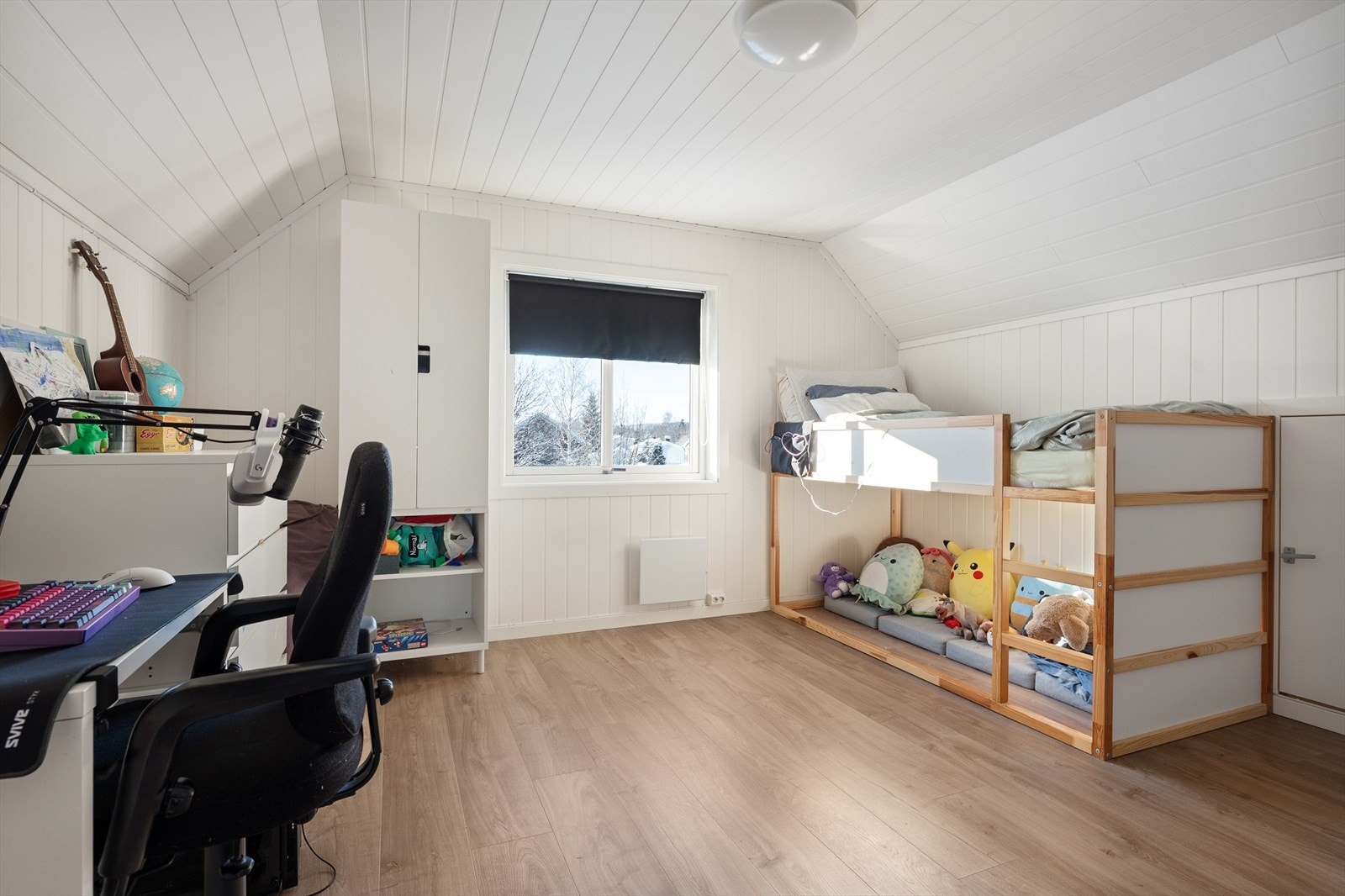 Soverom 2 er romslig med god plass til ønsket møblement. Galleribilde