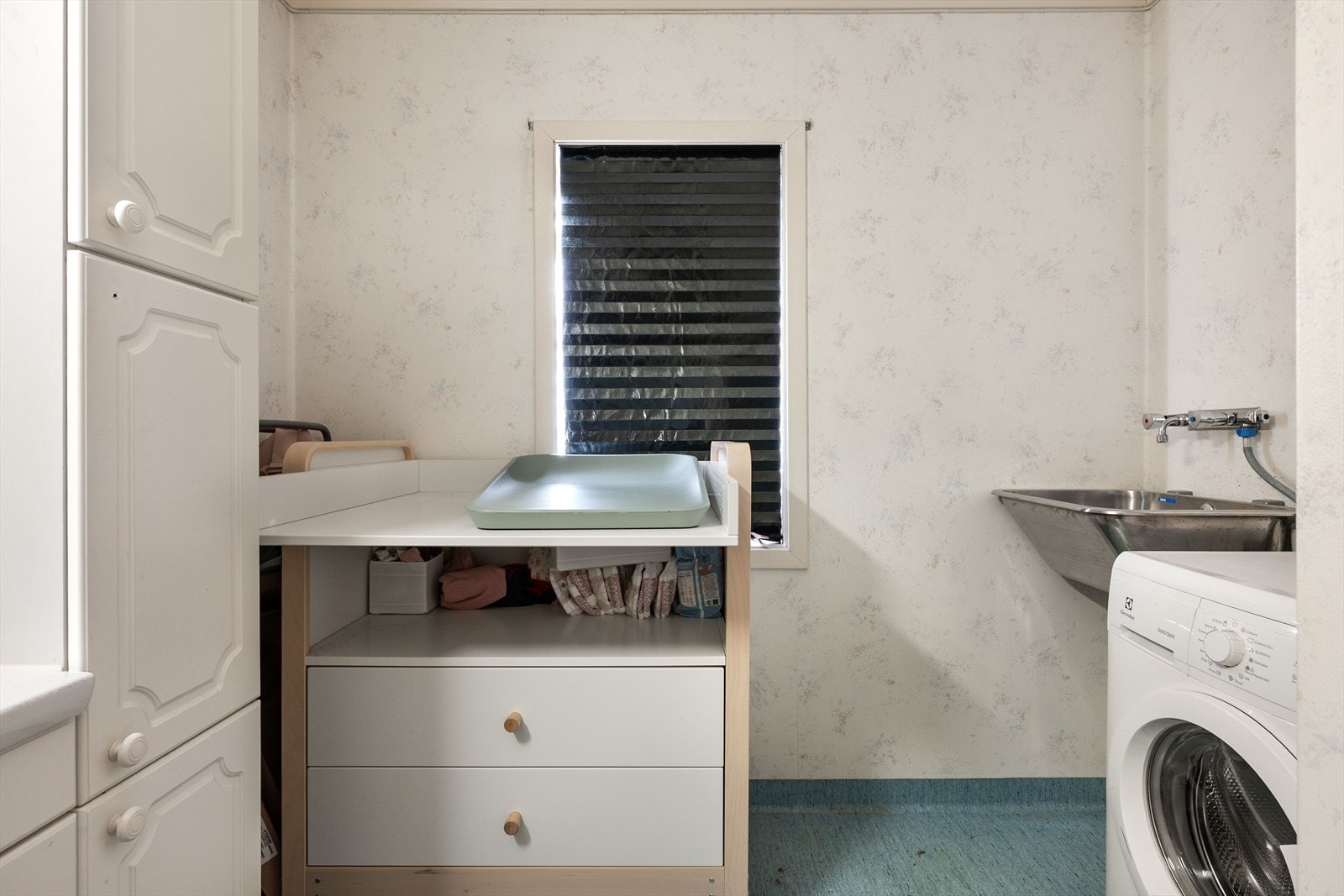 Innredet med servantskap, speil med sideskap og belysning, samt dusjkabinett, opplegg for vaskemaskin og utslagsvask. Galleribilde