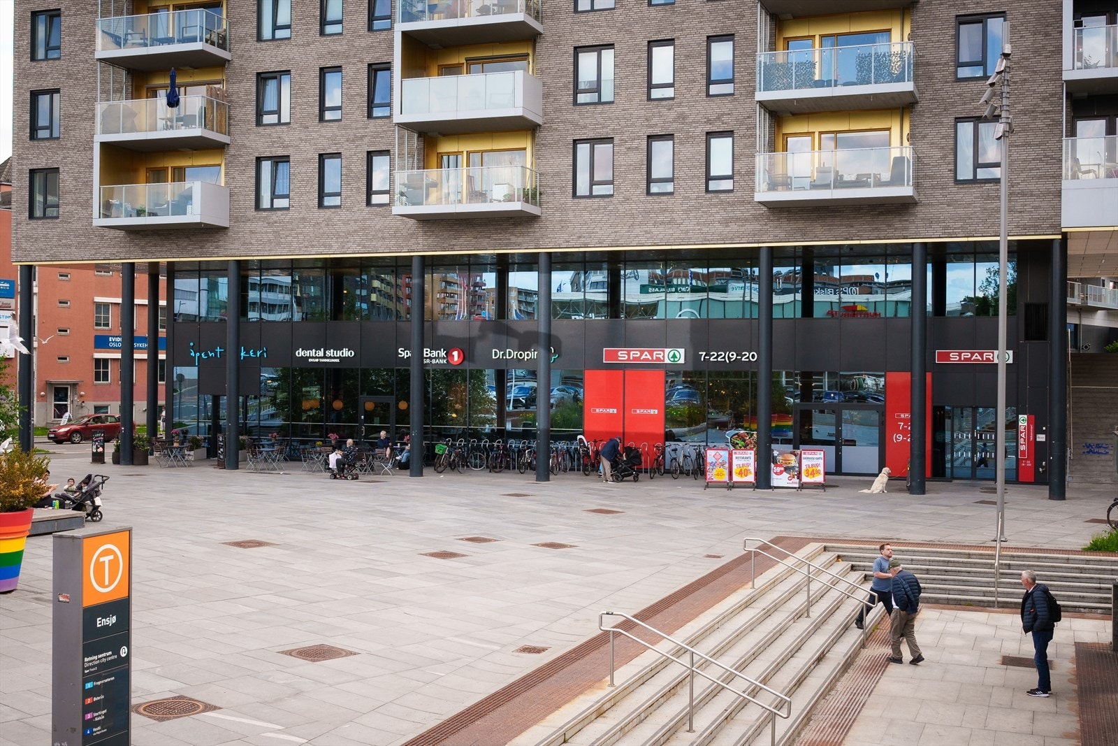 Dagligvarebutikker, apotek, restauranter og andre servicetilbud ligger like utenfor døren. Galleribilde