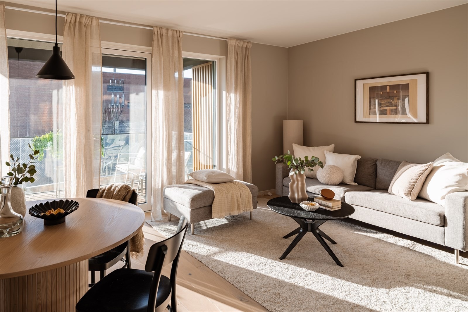 Leiligheten har en moderne og arealeffektiv planløsning med en lys og sosial oppholdsdel, der stue og kjøkken er samlet i en åpen løsning. Galleribilde