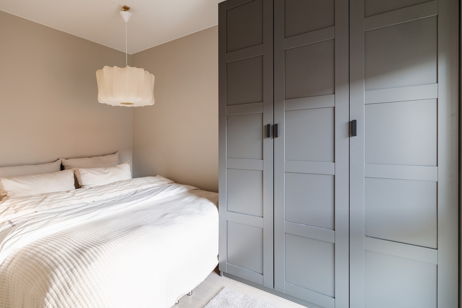 Soverommet er av god størrelse med plass til dobbeltseng og garderobeløsning. Galleribilde