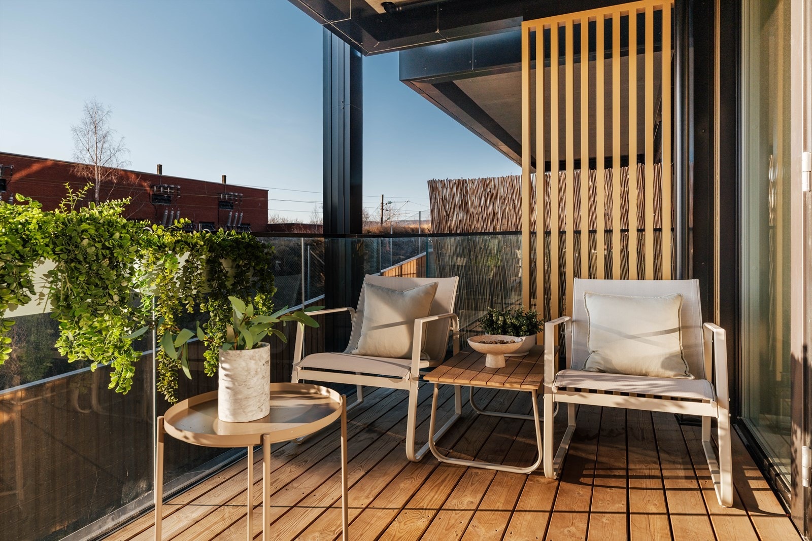 Den solrike balkongen er på ca. 8 m² og har god plass til en sittegruppe. Galleribilde