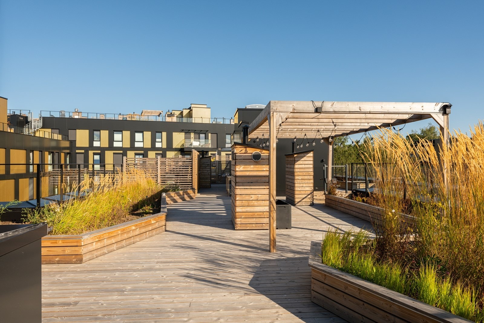 Borettslaget har to flotte, felles takterrasser som er tilgjengelige for alle beboere. Det er mulig å kjøpe en privat takterrasse på Tøyentaket (B9). Kontakt megler for nærmere informasjon. Galleribilde