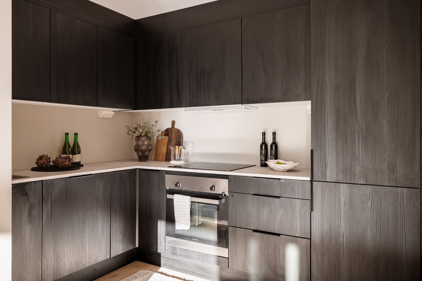 Kjøkkenet har en moderne HTH-innredning fra 2023 med glatte fronter og laminatbenkeplate. Galleribilde