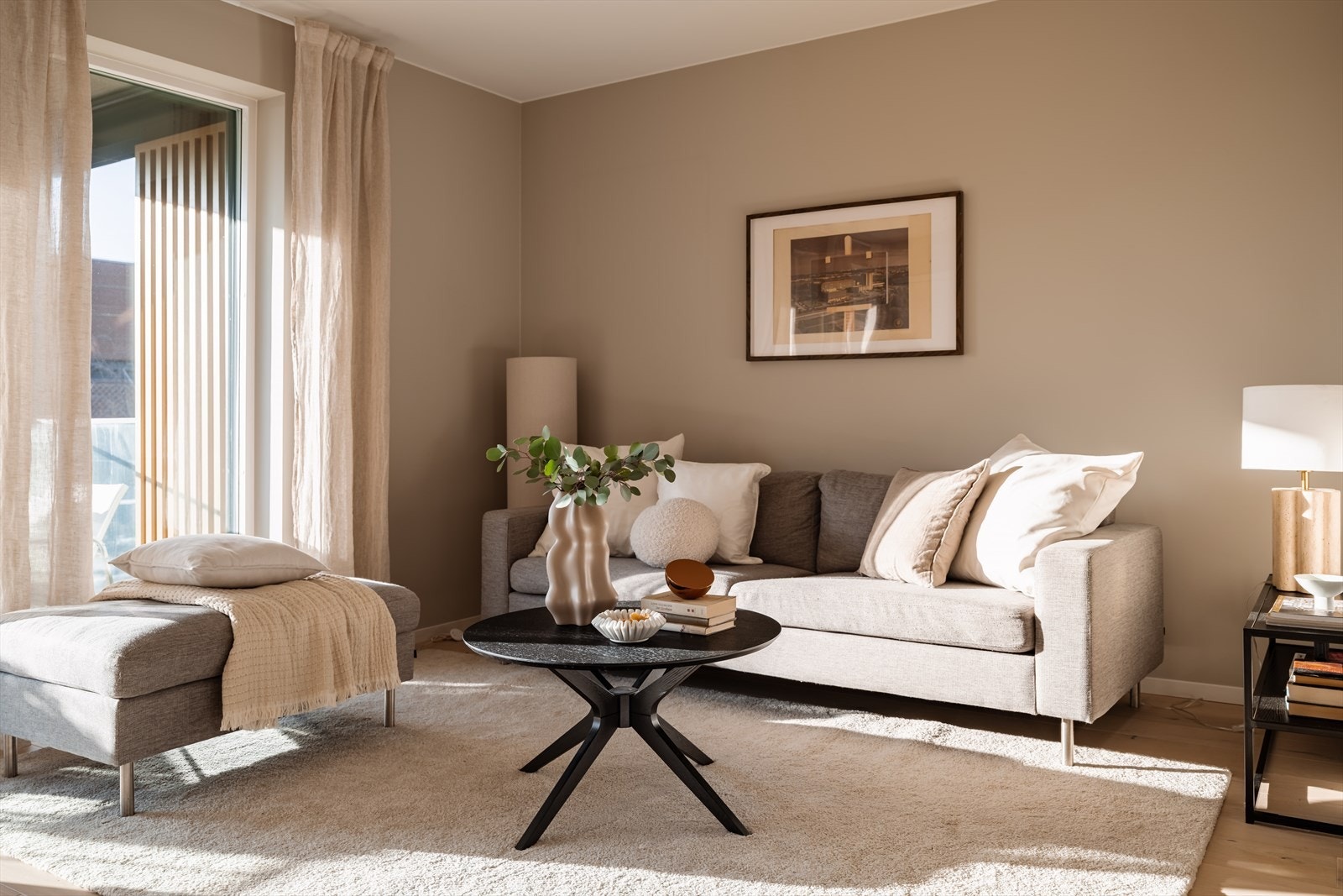 Store vindusflater som nesten går fra gulv til tak slipper inn rikelig med naturlig lys. Galleribilde