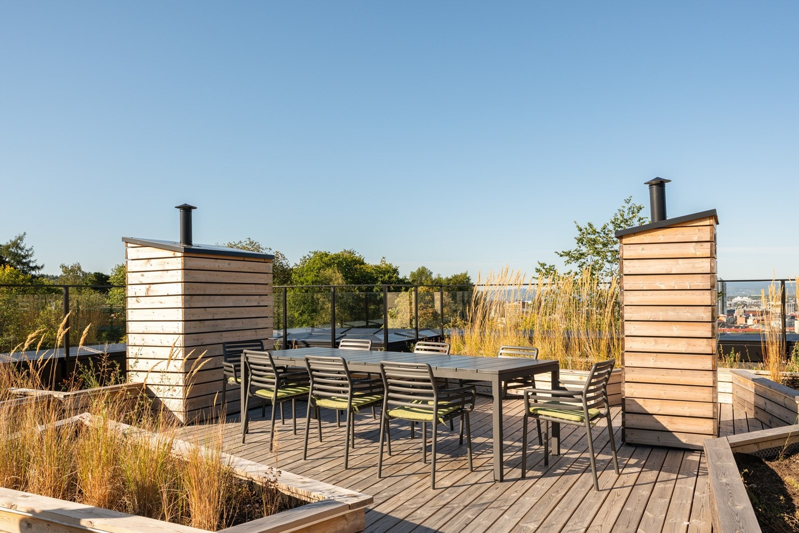 Her oppe finnes også dyrkningskasser med mulighet for planting av nyttevekster og stauder. Galleribilde