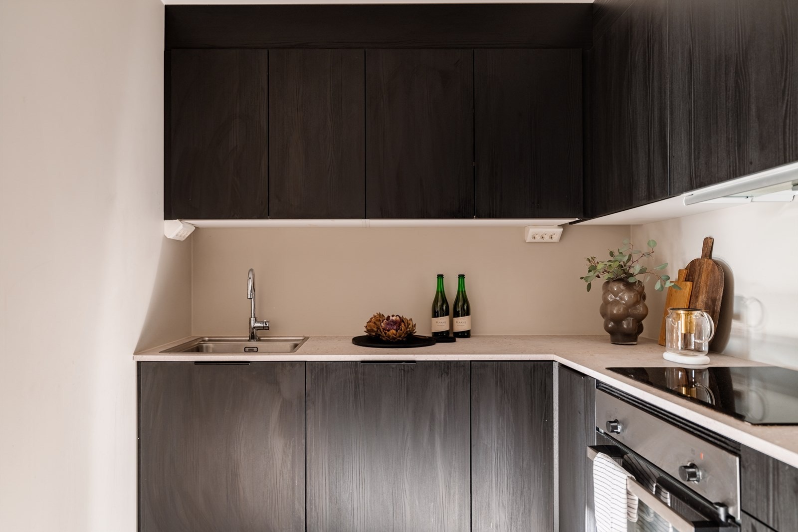 Alle hvitevarer er integrerte: platetopp, stekeovn, oppvaskmaskin og kjøl-/fryseskap. Galleribilde