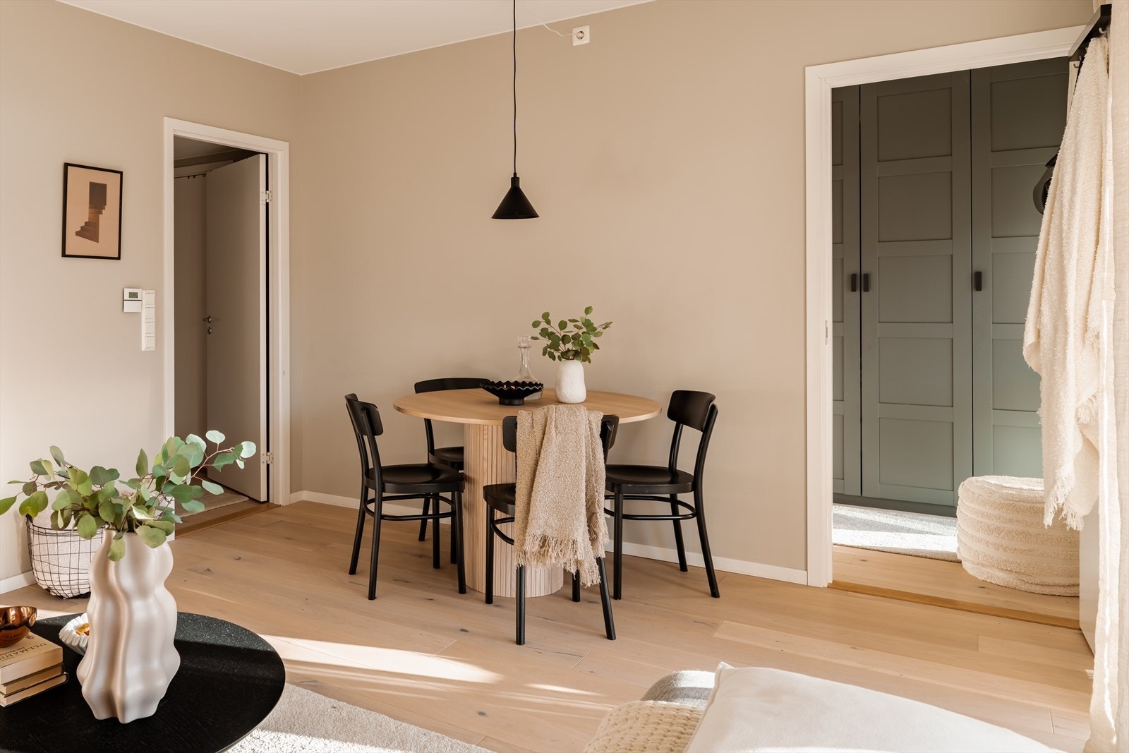 Gjennomgående parkett på gulv i alle oppholdsrom gir et helhetlig inntrykk. Galleribilde