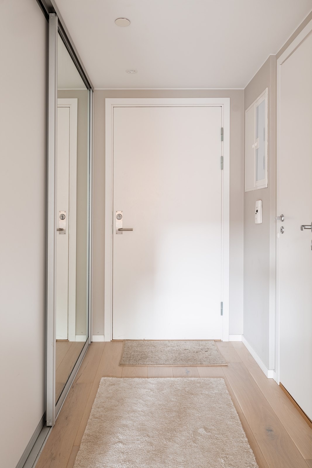 Entréen har downlights i taket og brann- og lydklassifisert inngangsdør. Galleribilde