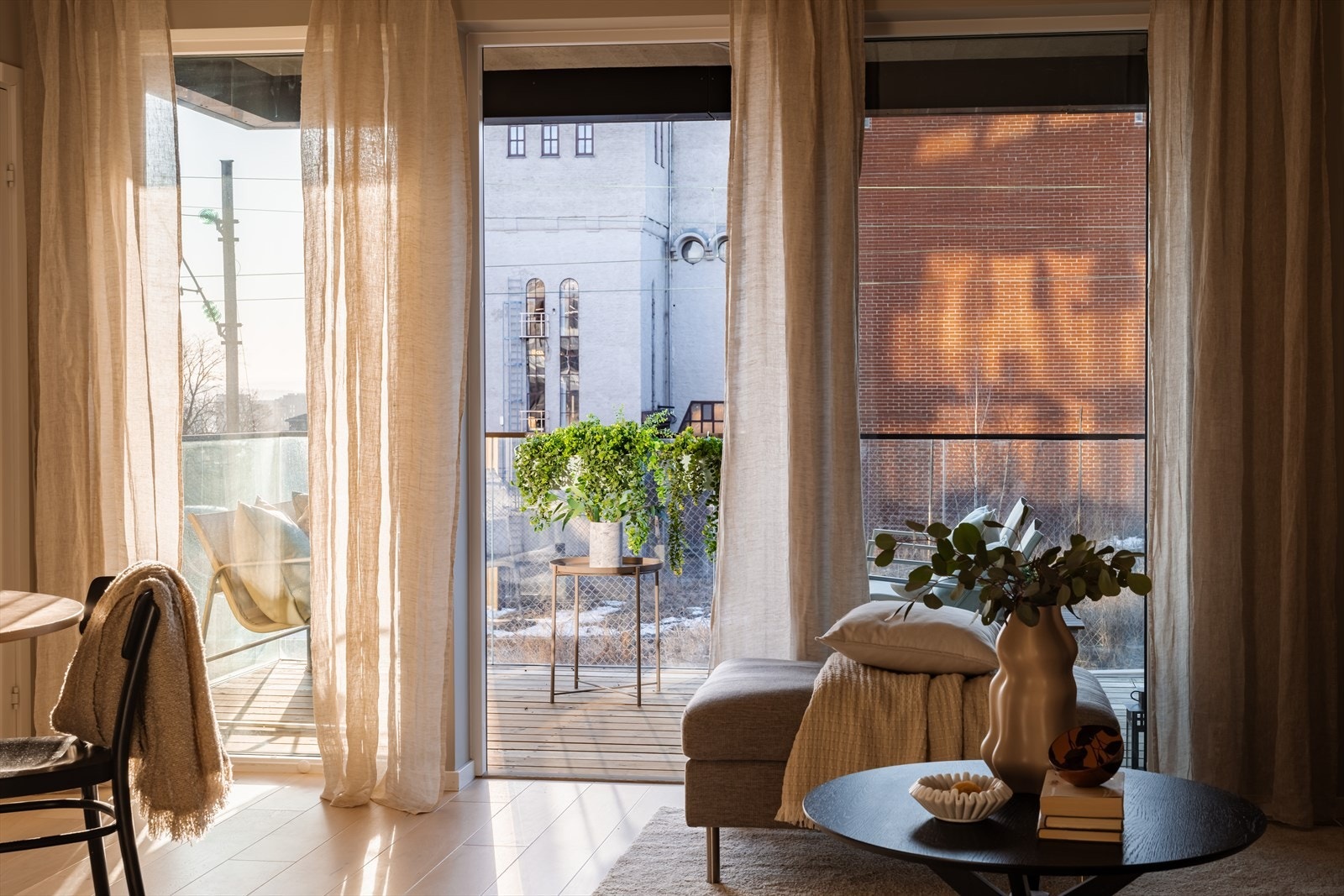 Fra stuen er det direkte utgang til balkongen, som blir en naturlig forlengelse av rommet. Galleribilde