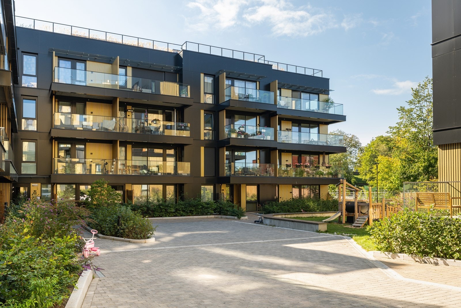 Pent opparbeidede og bilfrie fellesarealer med lekeplass og grøntområder. Galleribilde