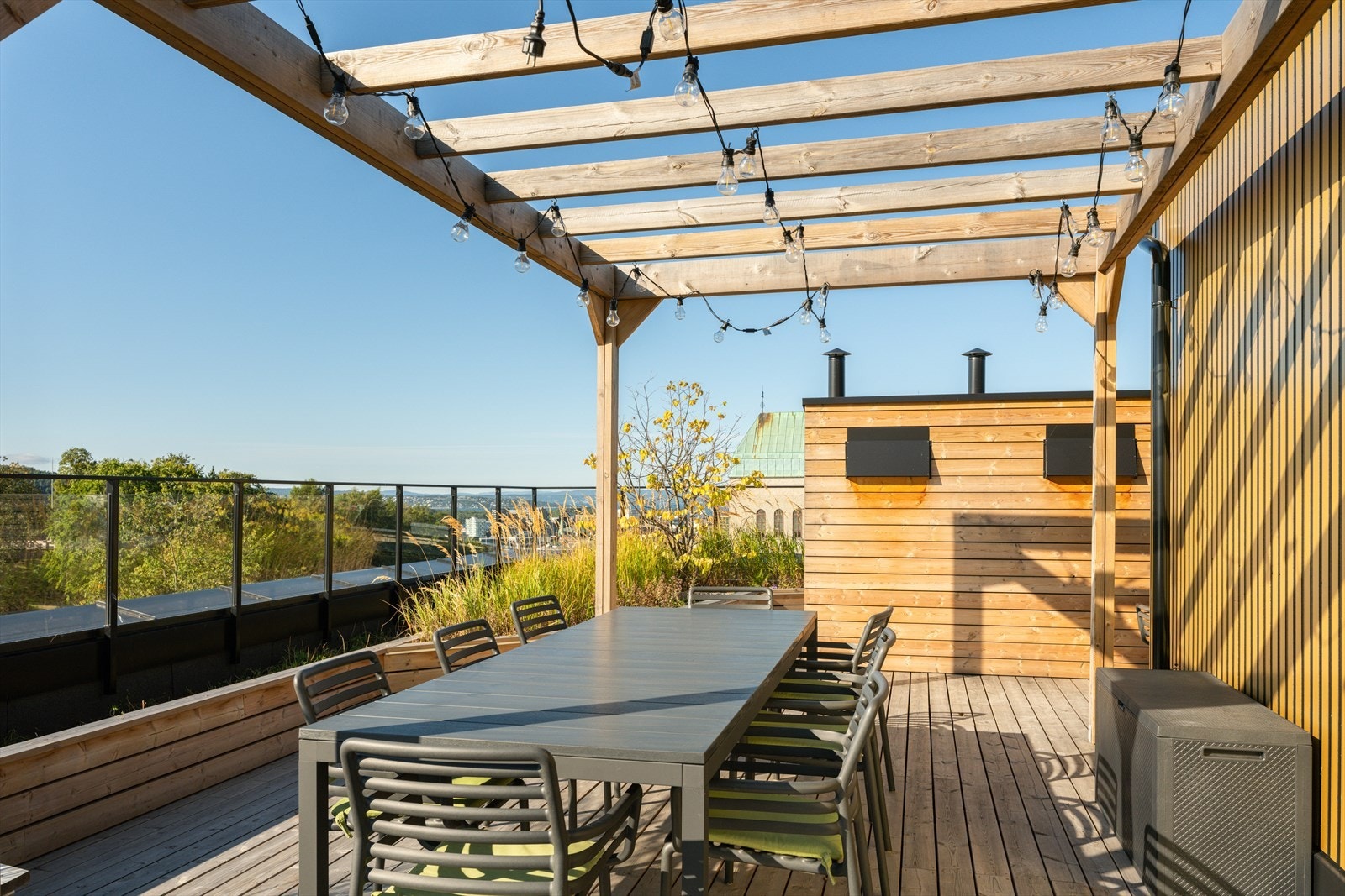 Takterrassene er innredet med blant annet pergola, utemøbler og felles utekjøkken. Galleribilde