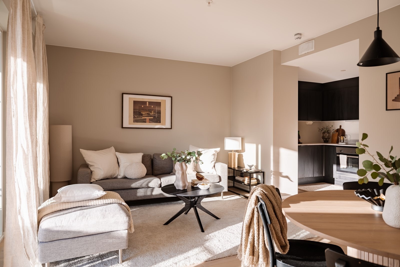 Takhøyden på ca. 2,54 meter gir en luftig atmosfære i oppholdsrommet. Galleribilde