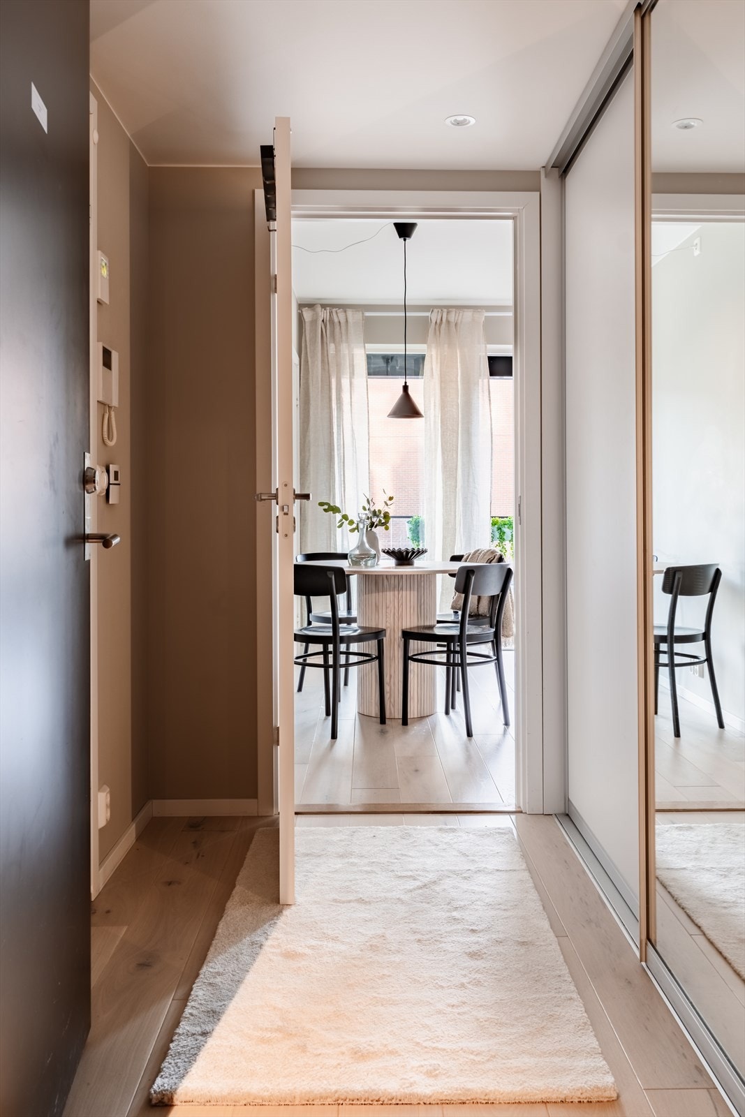 Lys entré med plassbygd garderobe med skyvedører, perfekt for oppbevaring av sko og yttertøy. Galleribilde