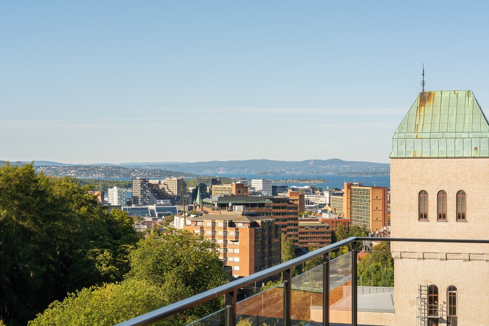 Fra takterrassene kan du nyte utsikten over byen og fjorden. Galleribilde