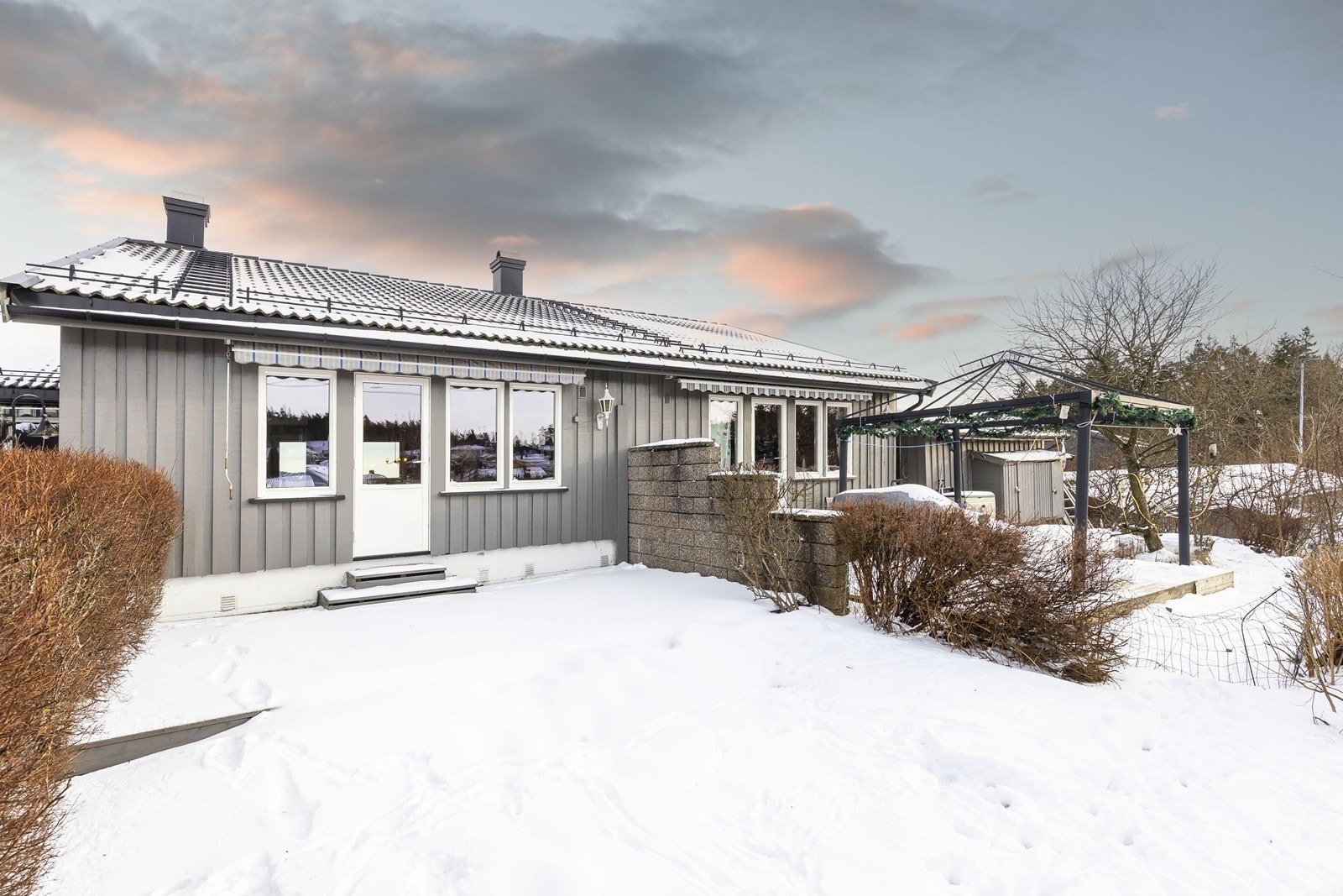 Vestvendt terrasse/hage ut fra stue Galleribilde