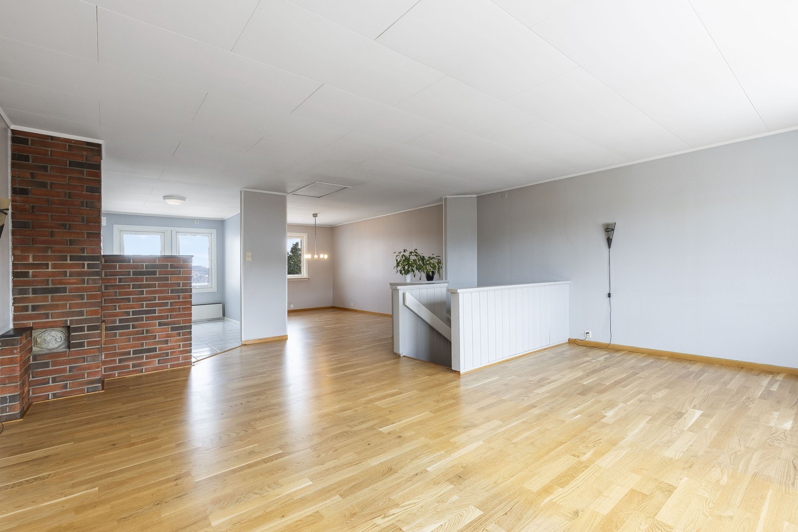 Åpen og gjennomlys stue/spisestue Galleribilde