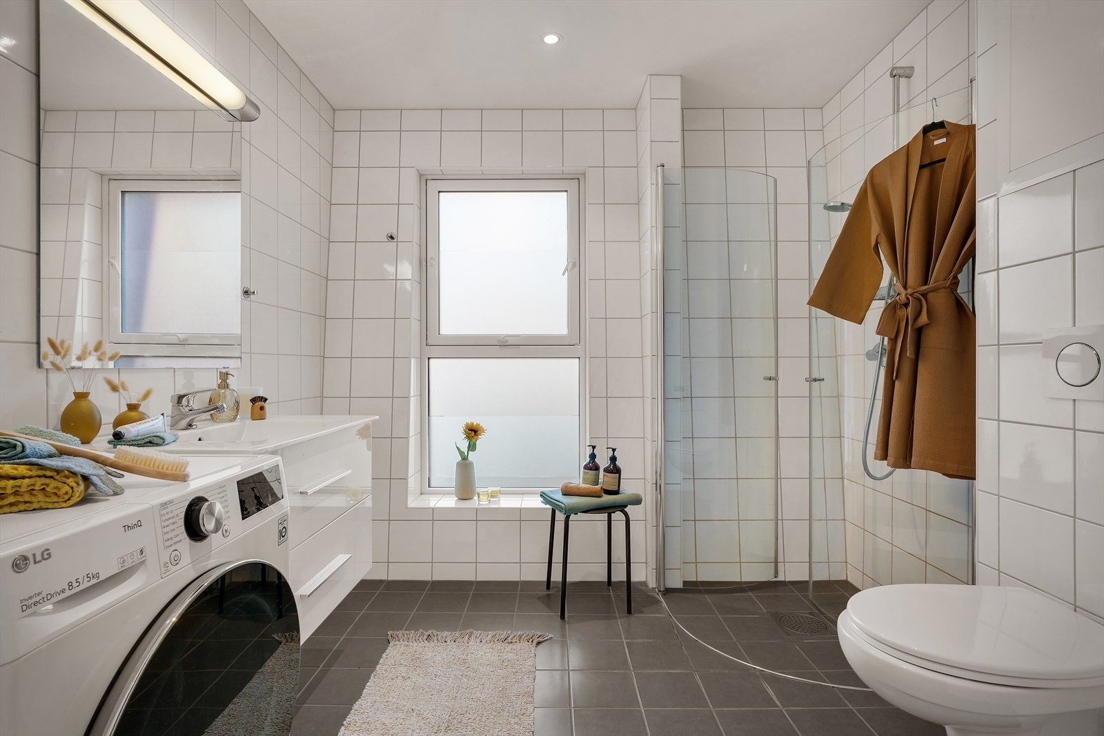 - Helfliset baderom med tidløst farge- og materialvalg. Her har man vannbåren gulvvarme - Galleribilde