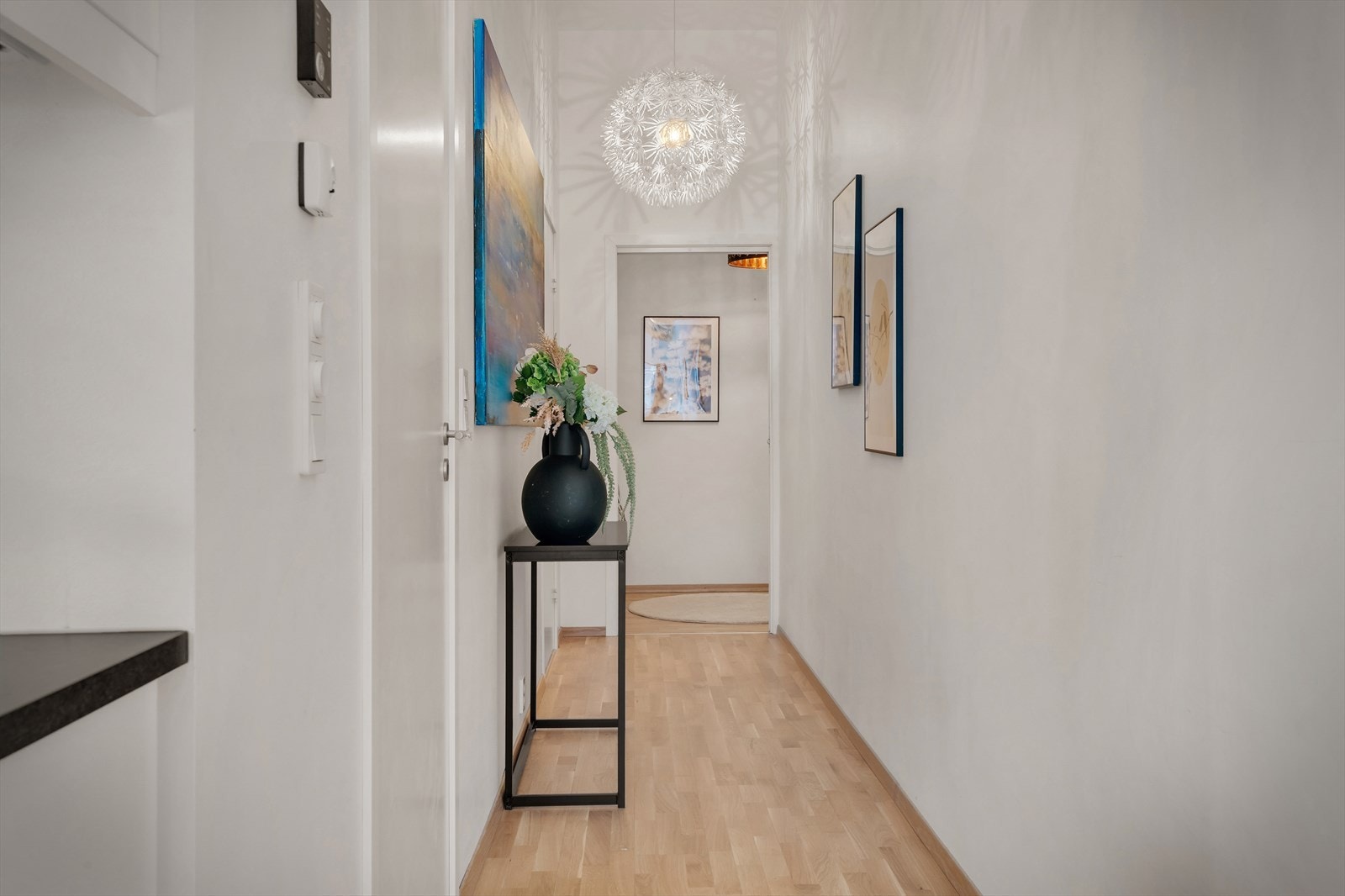 - Langstrakt gang på 6,5 m². Merk deg at entréen enkelt kan adskilles fra resten av leiligheten ved hjelp av skyvedøren - Galleribilde